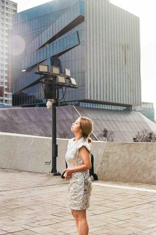 Chloe - ：「光鮮亮麗的外在，背後其實蘊藏了一些坡折，就像鋁箔材質的衣裳般，想穿起襯托它，卻發現並不是能夠毫無痕跡的駕馭。」
_

我理解世界的現實，並比別人還要現實，所以我相信我想做的事，是有機會成為現實。任性妄為的我，只是想在這殘酷的世界，試試自己的能耐。
_

&rdquo;The bright appearance actually contains some slopes behind it, just like clothes made of aluminum foil. I want to wear it to 