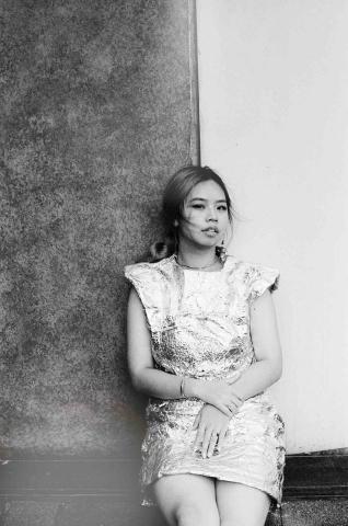 Chloe - ：「光鮮亮麗的外在，背後其實蘊藏了一些坡折，就像鋁箔材質的衣裳般，想穿起襯托它，卻發現並不是能夠毫無痕跡的駕馭。」
_

我理解世界的現實，並比別人還要現實，所以我相信我想做的事，是有機會成為現實。任性妄為的我，只是想在這殘酷的世界，試試自己的能耐。
_

&rdquo;The bright appearance actually contains some slopes behind it, just like clothes made of aluminum foil. I want to wear it to 