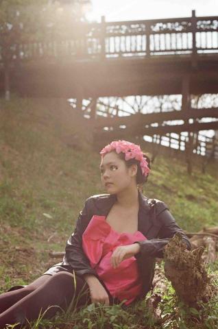 Chloe - ：「在年輕的歲月，盡情的綻放、閃耀，並向夢想及自由展翅高飛。」
_

In your young years, bloom and shine as much as you want, and spread your wings toward dreams and freedom.✨???
_

Photo by @Chloe Liu