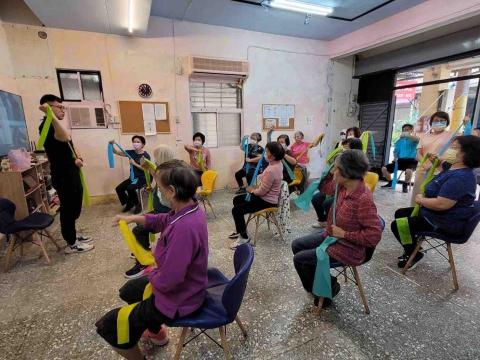 Kiwi 健身教練｜整復師｜居家運動｜私人訓練 - 土城中正據點銀髮課程