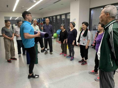 Kiwi 健身教練｜整復師｜居家運動｜私人訓練 - 銀髮歡樂自主班團課