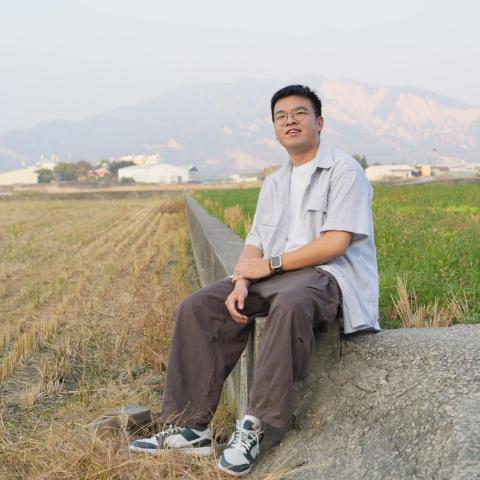 提供壁貼之家服務的專家柯弘霆