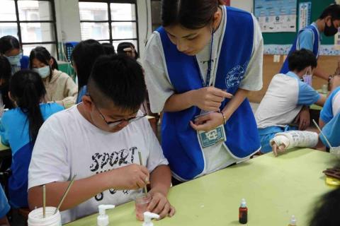 周庭安 - 大學期間參與化學車帶小朋友們做實驗