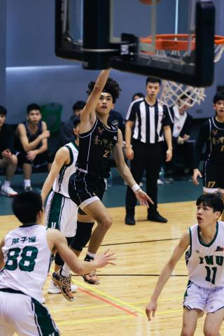 Boyi Chen - 台灣大學時打球的照片