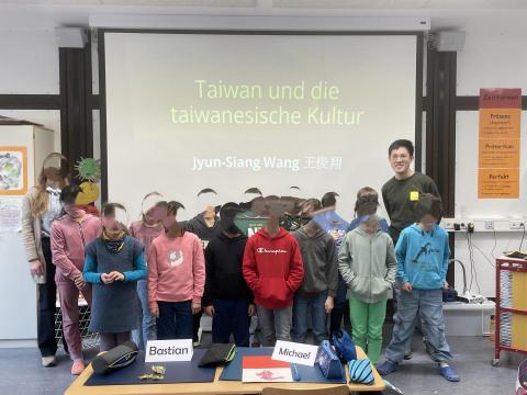 王俊翔 - 在德國時，用德文與當地小孩分享台灣文化