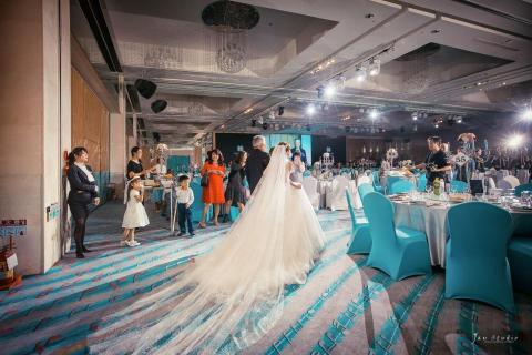 動堂堂錄影工作室 - 2017、2018獲得新娘物語雜誌票選百大婚禮人殊榮、700餘場婚禮錄影拍攝經驗