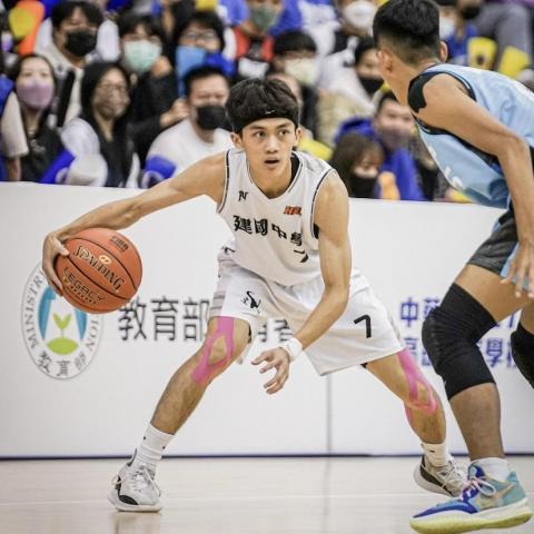 Boyi Chen - 建中球隊時打球的照片