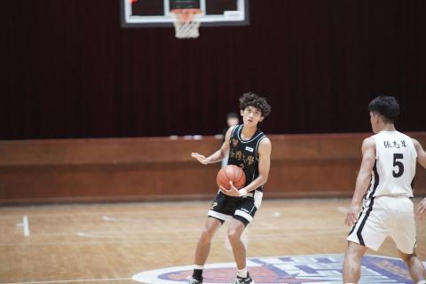 Boyi Chen - 台灣大學時打球的照片