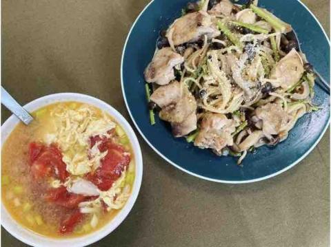 俞俞鈴 - 雞腿排起司義大利麵+番茄蛋花湯