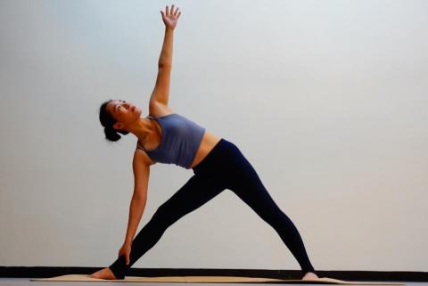 Foxy - 體位法示範