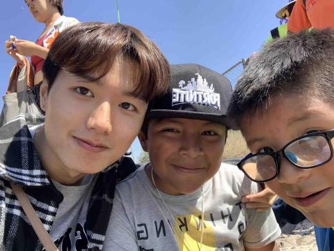 Matt Yu - 跟教授小孩們合影（他們非常可愛～～）