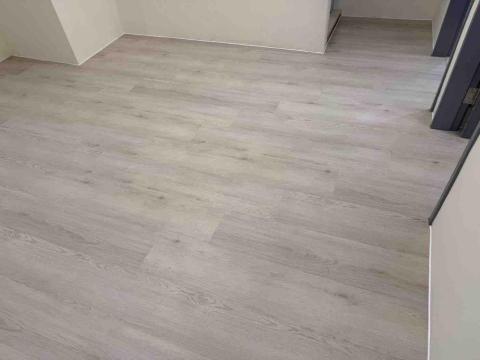 提供木地板服務的專家小奕