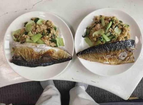 俞俞鈴 - 鯖魚配蔬菜炒飯