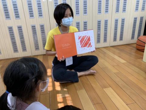 許怡苹 - 帶領幼兒進行繪本共讀