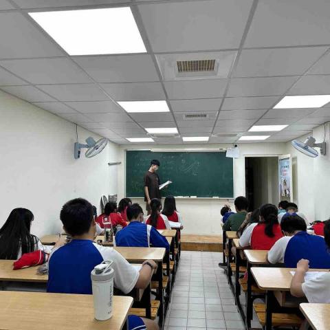 莊胤辰 - 上台講解會考模擬題