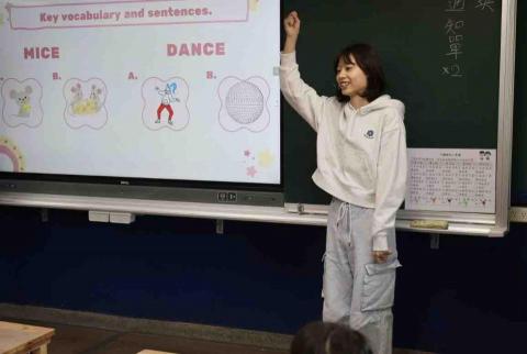 吳采臻 - 至龍山國小，說故事