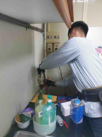 鄭欽元 - 管路漏水維修管路