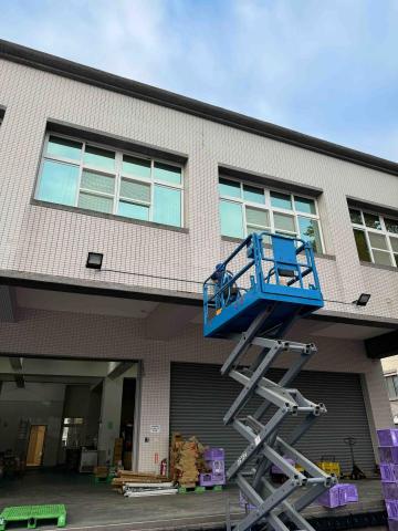 王先生 - 探照燈更換安裝 王先生 - 探照燈更換安裝