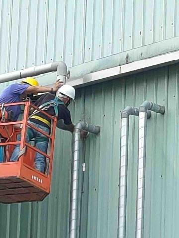 鄭欽元 - 高空作業管路破裂更換