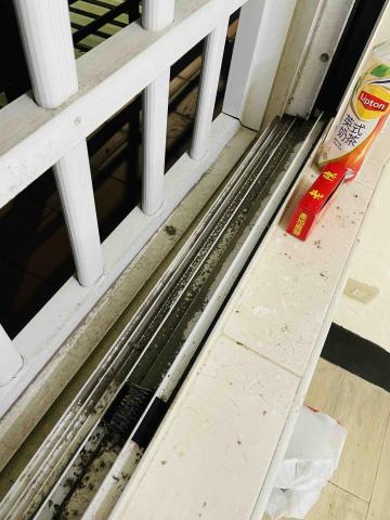 🔆 清潔小幫手 🔆 - 窗溝處理前 