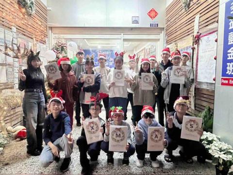 林家甄 - 先前在補習班聖誕節時與孩子們的合照（本人在最左邊）