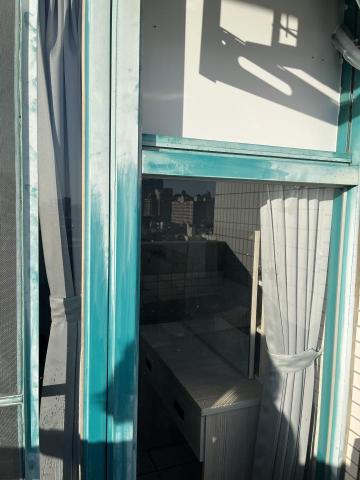 吳梓岑 - 落地窗框前