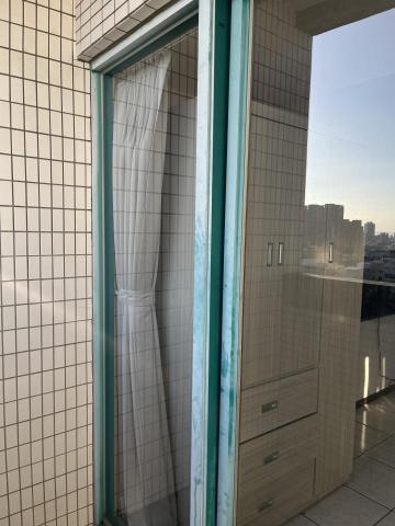 吳梓岑 - 落地窗框前