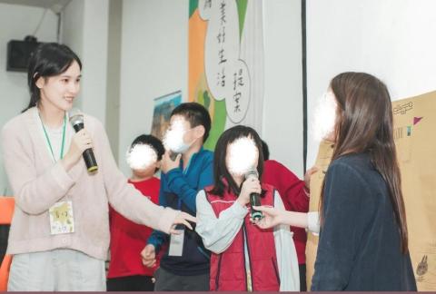 林育均 - 擔任中山大學社會創新比賽工作坊主持人，引導小朋友表達作品創作理念。