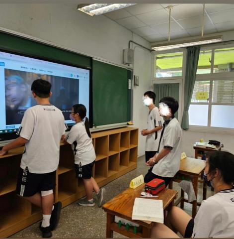 林育均 - 擔任彰安國中的英文學習扶助老師，按照政府課程要求，融入平板互動教學並設計創新課程吸引學生增加對英文學習的興趣。