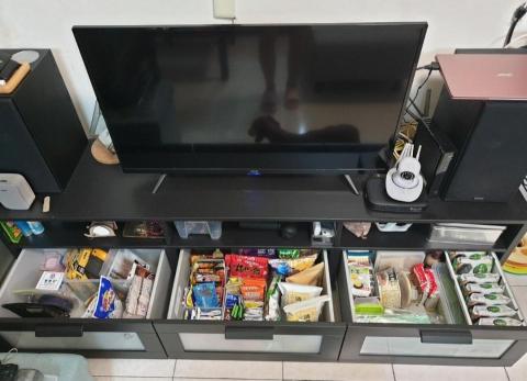 左手的室野 - 電視櫃：依序為寵物區、零食櫃和沖泡區，善用收納盒讓小包裝排排站，一目了然、直覺好拿取！
