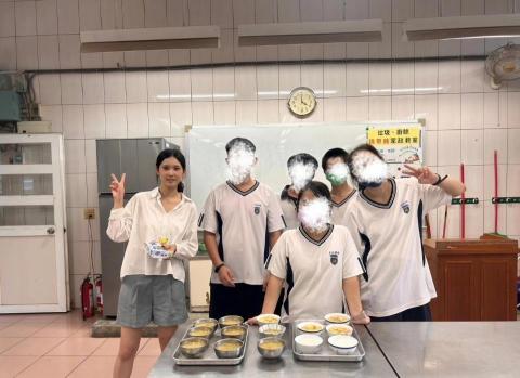 林育均 - 帶領學生到烘焙教室，透過跳脫傳統教室的教學方式，打破學生對英文學習環境為沉悶無聊的想像，以此提高學生學習動機。