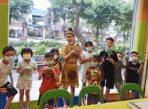 晨曦 - 在兒童美語補習班教授暑期美勞課