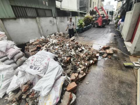富安拆除工程 - 清運車清運石頭