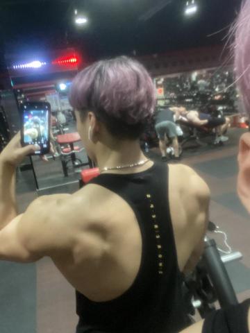 李昆遠 - 背面狀態