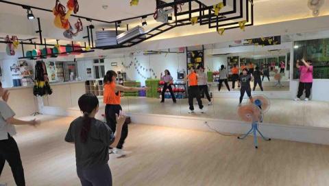 ZUMBA  +0老師 (佳凌） - 