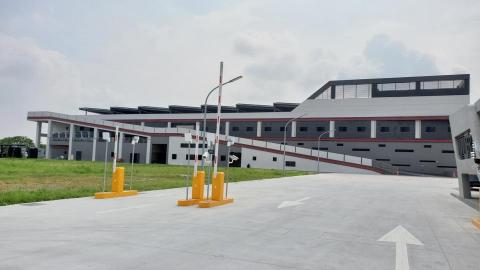 晟望科技股份有限公司 - 車道進出管制系統
自動化車牌識別與管理，整合訪客系統實現車輛進出的自動化管理，降低人力需求，提升停車場使用效率。