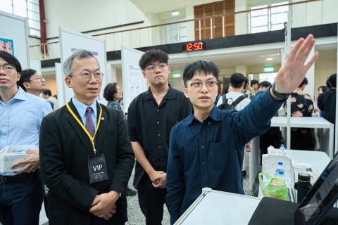 Alan邵以懷 - 積極參與校園活動
圖為期末聯展時將研究經驗匯報給政大校長「李蔡彥」