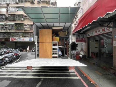 賀運搬家貨運 - 5噸硬棚升降箱貨車