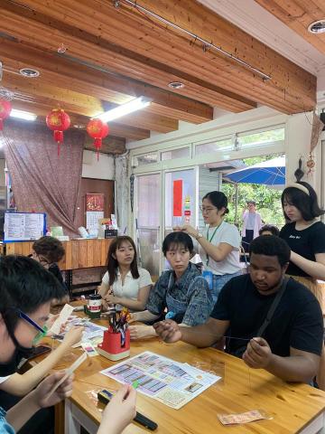 Alan邵以懷 - 擔任國立政治大學學生會 國際事務部次長
多次組織國際學生活動 帶領國際生體驗台灣文化
圖為帶領共三十人國際生前往烏來原住民文化區體驗