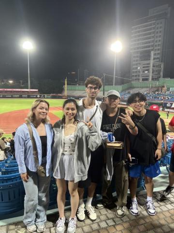 Alan邵以懷 - 擔任國立政治大學學生會 國際事務部次長一年
多次帶領外籍學生體驗台灣文化
圖為帶領芬蘭籍、法國籍學生觀看味全龍棒球比賽