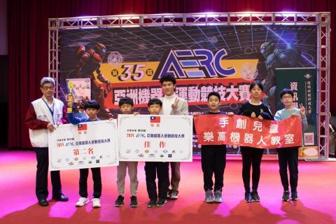 企鵝老師 - 帶領學生在AERC機器人競技大賽中奪得第二名與佳作的佳績