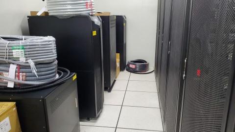 晟望科技股份有限公司 - 機房機櫃建置
為不同設備和規格量身打造專屬方案，建立穩定的資訊機房，從評估、規劃、設計到施工，全程專業一條龍服務，並提供完善的即時售後服務，確保最大效益。
1.空調系統設計          
2.高架地板建設            
3.冷熱通道                 
4.電力系統                
5.自動滅火系統              
6.接地系統      