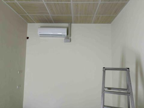 崇宏冷氣空調 - 客戶家建築設計的預留孔影響到隔壁房間的空間美感，經過溝通，我們給予其他佈線的方向，兩方達成協議後開始施工。