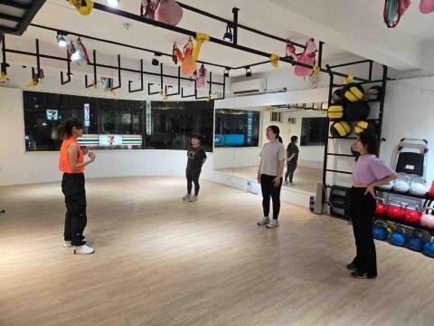 ZUMBA  +0老師 (佳凌） - 