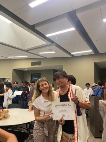 Alan邵以懷 - UC Davis 加州大學戴維斯分校
在加州大學完成各項課程後
獲得語言與社會文化學程畢業證書
與當時教務主任合影