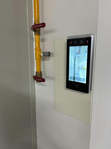 晟望科技股份有限公司 - 提供臉部識別、卡片驗證等多種門禁技術，並可與其他系統聯動，如考勤系統等。監視系統使用PoE供電，簡化設備佈線，減少電源設置的需求，降低安裝和維護成本。