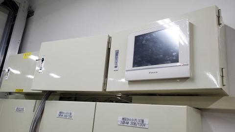 晟望科技股份有限公司 - 戰情室規劃
戰情室整合了電力、空調、水、消防、門禁等多項系統，提供全方位的環境監控，並結合即時語音告警系統，幫助企業即時掌握關鍵設施的運行情況，避免設備故障，降低停工風險與維護成本。

