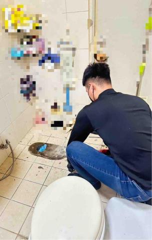 鄭欽元 - 拆除馬桶打石作業