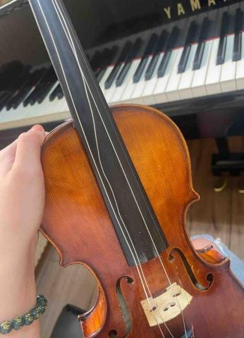 周郁岐 - 幫學生裝琴弦