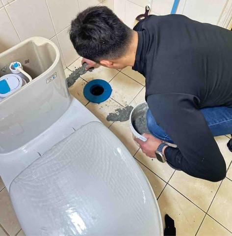 鄭欽元 - 馬桶安裝水泥及油泥打底